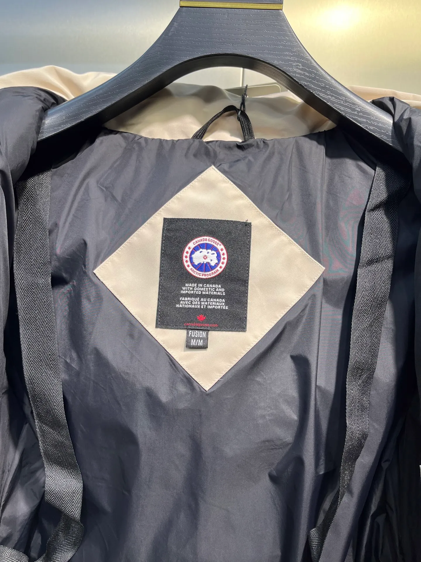 P860 CANADA GOOSE parka 22 styles ➖ Genuine synchronous anti-counterfeiting chip sensor! ➖ Imported 21-count polyester-cotton blended original fabric [last year’s 16-count/18-count hard fabrics have been completely eliminated, this year all use 21-count genuine synchronous fabrics, the soft mid-strap feels delicate and textured], genuine synchronous Feather-Light 10D waterproof coating fabric, made of 84.5 polyester fiber and 15.5 cotton, 100% the best feel in the entire network! ➖ The genuine official website is synchronized with the national standard 80 white duck down, you can check the official website customer service, there will never be a series of misleading claims such as 90 down or goose down! ��� Using the best nylon lining with double double-layer sealing design, velvet-proof No. 7 needle + grid-filled down ready-made garments, there is 100% no so-called velvet running! ➖ The cuffs are designed with thickened seamless threads, and the collar and pockets are lined with top-quality polar fleece to keep you warm and comfortable! ➖ Yoshida YKK provides original custom-made electroplated sliders. YKK two-way lockable zippers are tight and smooth and will not peel off paint! ➖ 3M composite guarantees that the Velcro is the same as the original, durable, and all accessories and hardware are custom-made! ➖ Imported BEHRINGER embroidery machine to customize the 10,000-needle embroidery logo, 98% of which can be reproduced to restore the original logo. You can check and compare on the official website! ➖ The fur collars are all made of large pieces of Western Canadian blue wolf hide, ensuring that each fur collar is 13-15cm wide! size：xs-xl